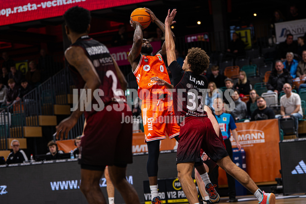 Basketball I Herren I Saison 2025-2026 I ProB Nord I 21. Spieltag I Rasta Vechta II - Iserlohn Kangaroos I 2929 | Aula Maarufu Sumbry (0, RASTA Vechta II) gegen Tyson Leitao (32, Iserlohn Kangaroos) - Realisiert mit Pictrs.com