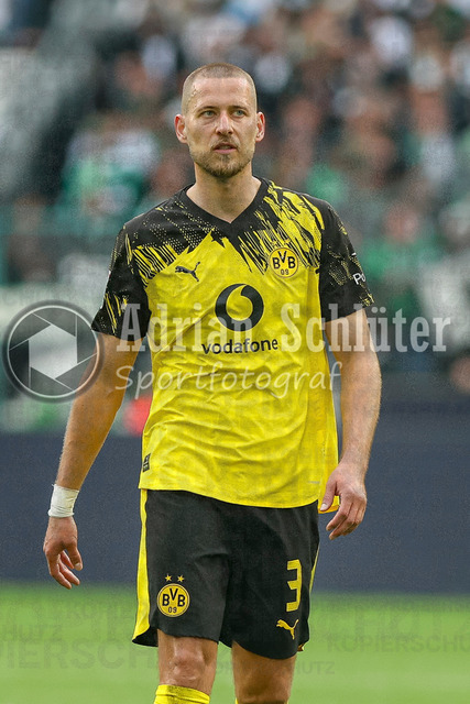 03.05.2026, GER, Fussball, Herren, 1. BL, Saison 2025/2026, Borussia Mönchengladbach - Borussia Dortmund | Waldemar Anton (BVB) schaut 