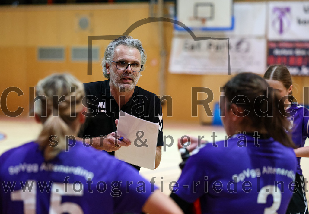 2022-11-19_085_SpVgg_Altenerding_gegen_HC_Donau-Paar | Erding, Deutschland, 19.11.2022:
Handball, Bezirksoberliga Frauen Altbayern 2022 / 2023, 5. Spieltag, SpVgg Altenerding gegen HC Donau/Paar, Endergebnis: 22:33

Trainer Andreas Mittermeier (SpVgg Altenerding)

Foto: Christian Riedel / fotografie-riedel.net