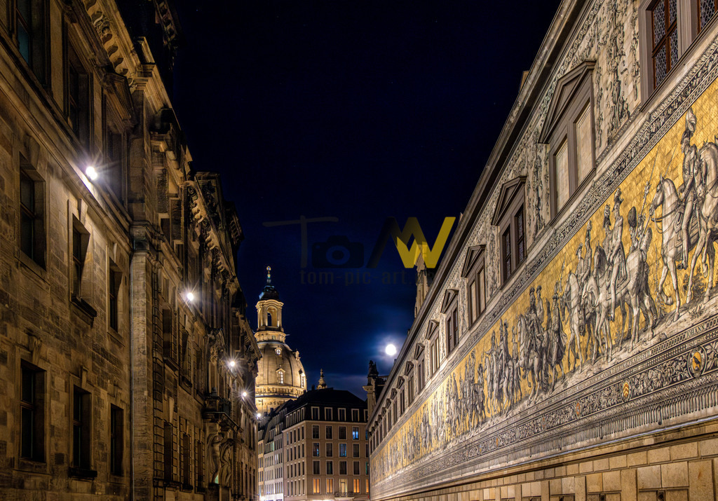 Frauenkirche in Dresden im nächtlichen Schein des Vollmond | Toller Ausblick auf die vom Mond beschienene Frauenkirche. - Realisiert mit Pictrs.com