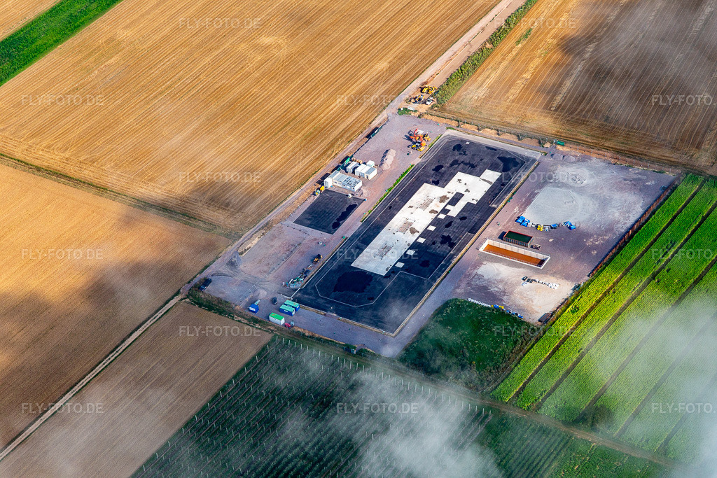 Luftbild: Baustelle des Tiefenbohrplatz V20 von Vulcan Energy am Schleidberg zur Förderung von Geothermie und Lithium in Insheim im Bundesland Rheinland-Pfalz in Deutschland. Foto: IMG_143003.jpg vom 03.08.2024 durch Werner Riehm/FLY-FOTO.deVULCAN ENERGY RESOURCES