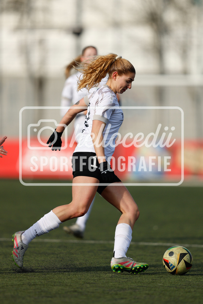 Fußball I Frauen I Saison 2025-2026 I Testspiel I FSV Gütersloh - SpVg Aurich-36 | Clara Koepke (17, FSV Gütersloh) - Realisiert mit Pictrs.com