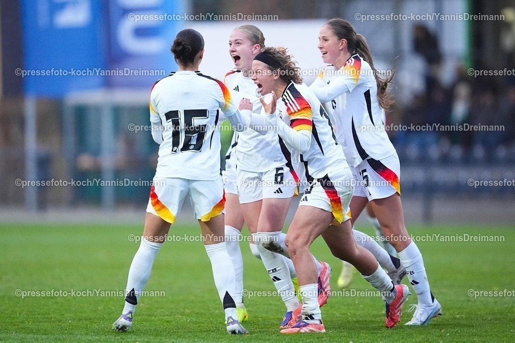 xYDRx26112501046 | 26.11.2025, xydrx, Fußball, Länderspiel, EM-Qualifikation U19-Frauen, Belgien - Deutschland, Sportschule Wedau: Torjubel nach dem Tor zum 2:1 für Deutschland durch Torschütze Marie Gmeineder (GER #6) zusammen mit Rosa Rueckert (GER #10) und Luzie Zaehringer (GER #5) und Maj Schneider (GER #15)