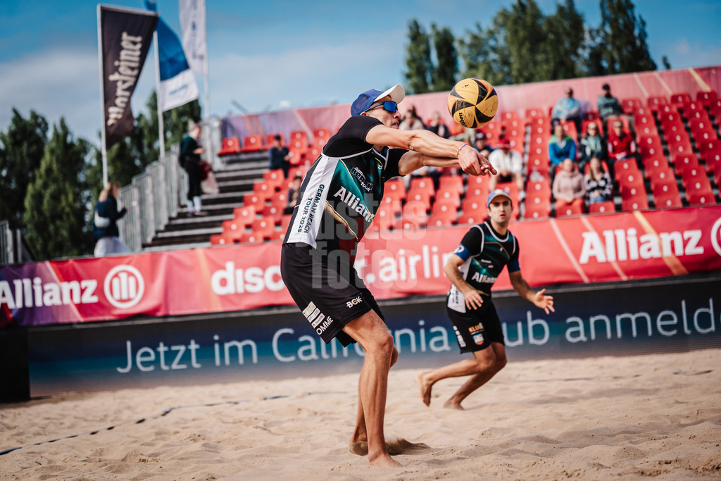 Beachvolleyball | Männer | Allianz German Beach Tour 2025 | Tourstop Berlin | 23.08.2025 | Momme Lorenz nimmt den Ball an