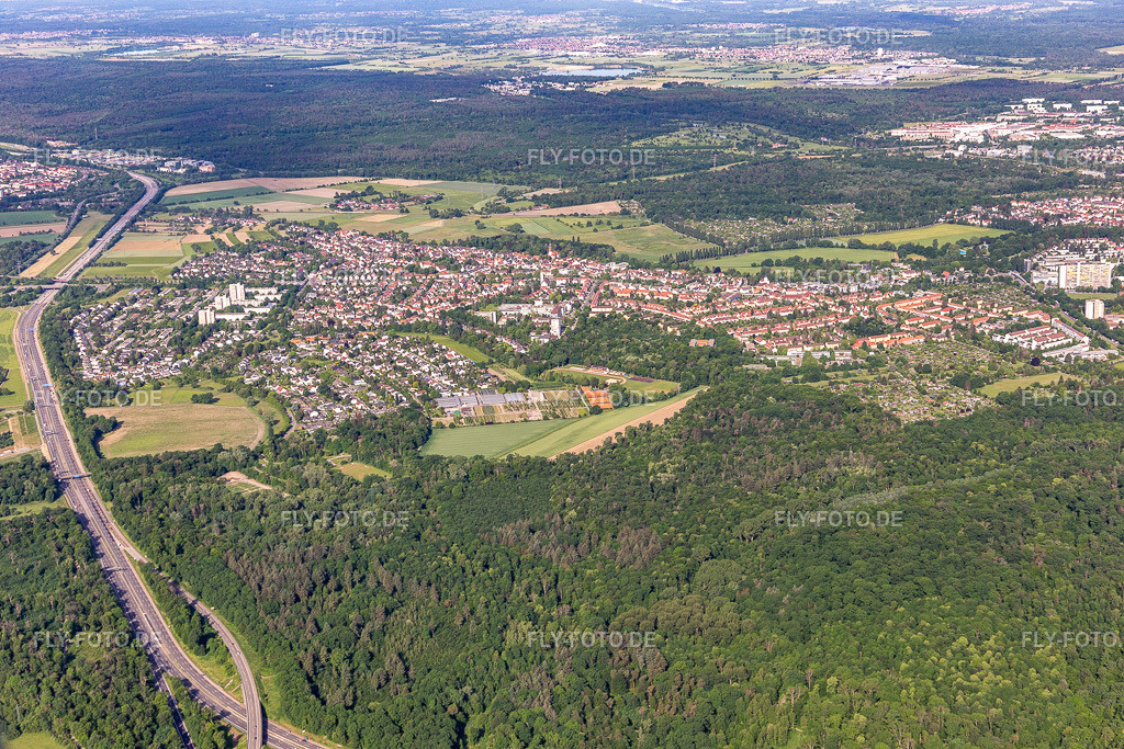 Ortsansicht aus Südosten diesseits der A5 | Luftbild: Ortsansicht aus Südosten diesseits der A5 im Ortsteil Durlach in Karlsruhe im Bundesland Baden-Württemberg in Deutschland. Foto: IMG_131610.jpg vom 22.05.2022 durch ©2025 Werner Riehm fly-foto.de/copyright - Realisiert mit Pictrs.com