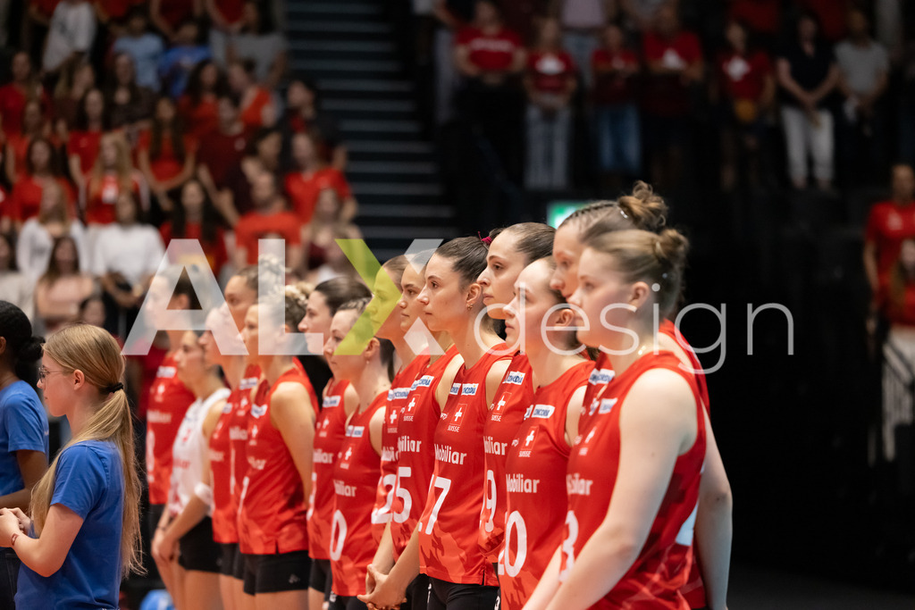 Austria v Switzerland - CEV European League Women | KRIENS, SWITZERLAND - JUNE 14: Team of Switzerland during the national anthem at the CEV European League match between Austria and Switzerland at Pilatus Arena on June 14, 2026 in Kriens, Switzerland. - Realisiert mit Pictrs.com