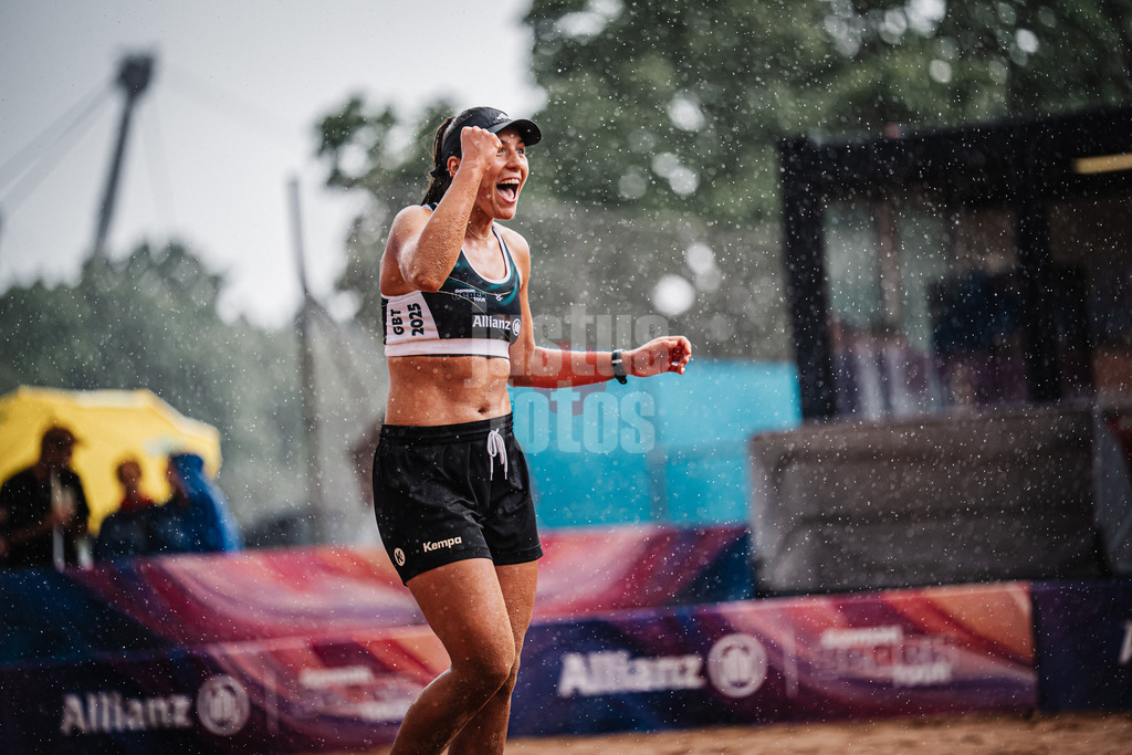 Beachvolleyball | Frauen | Allianz German Beach Tour 2025 | Tourstop München | 11.07.2025 | Leonie Klinke jubelt im Regen