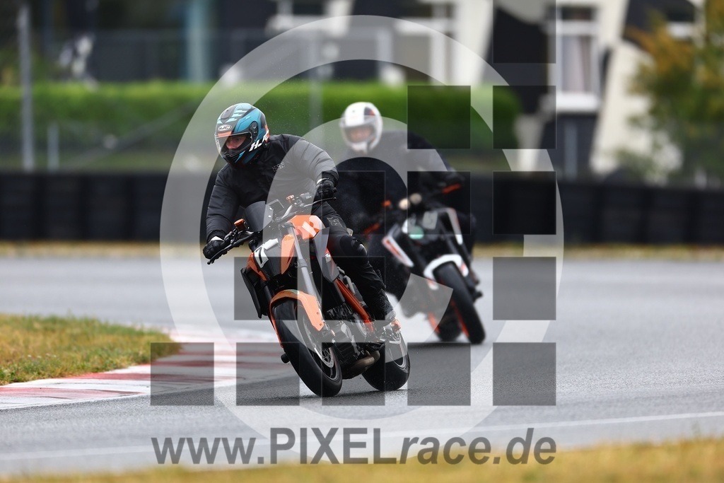 0079-20240909_00234 | Schöne Erinnerungen an spannende Momente - das festzuhalten ist unser Job. PIXELrace.de ist seit 2003 auf den Rennstrecken Europas unterwegs um die Action draußen beim Fahren und die wunderbare Stimmung imm Fahrerlager für euch einzufangen.