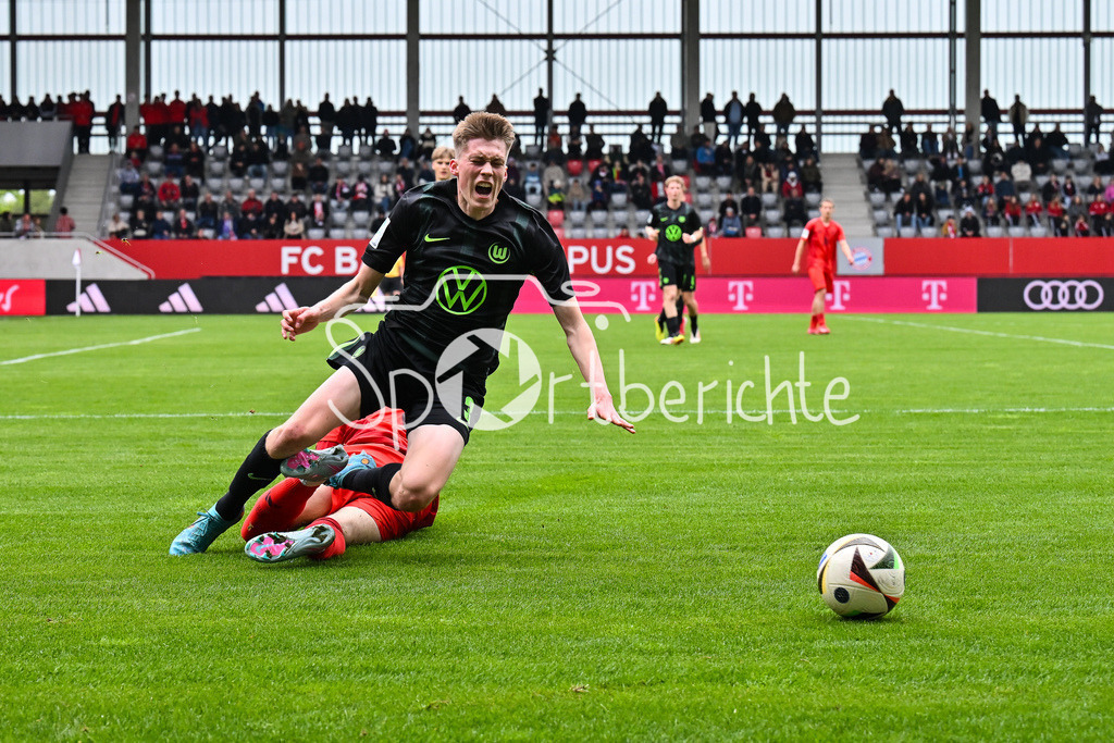 FC Bayern München U19 - VfL Wolfsburg U19 | in dieser Szene kommt Lennart KARL (FCB #7) gegen Elia DITTRICH (VfL Wolfsburg 3) zu spaet / foulspiel / U19 DFB Nachwuchsliga Endrunde: FC Bayern Muenchen - VfL Wolfsburg, FC Bayern Campus am 26.04.2025