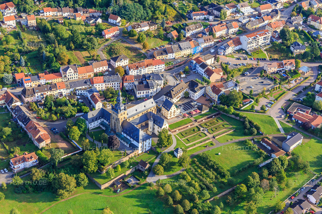 Luftbild: Benediktinerabtei St. Mauritius Tholey mit Abteikirche und Klostergarten von Südwesten in Tholey im Bundesland Saarland in Deutschland.Foto: IMG_149680.jpg vom 06.09.2025 durch Werner Riehm/FLY-FOTO.deWWW.ABTEI-THOLEY.DEKlostergarten - Gemeinde Tholey