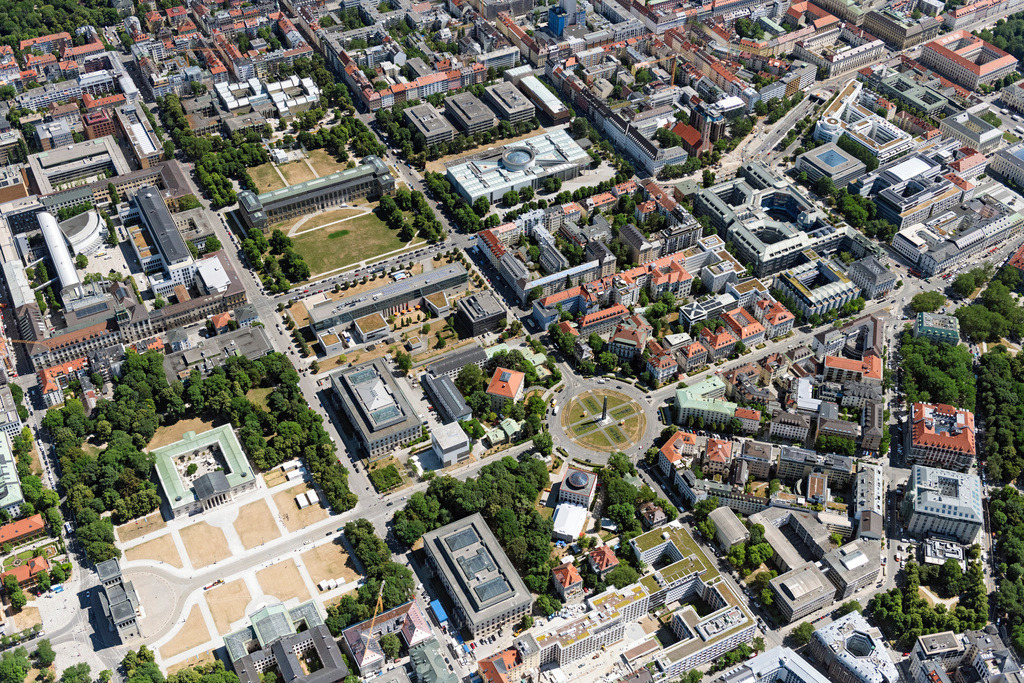 dr__0202548.jpg | MüNCHEN 29.06.2023 Blick auf das Kunstareal München im Bundesland Bayern. Das Museumsviertel in der Maxvorstadt besteht u.A. aus der Pinakothek der Moderne im Gebäude mit Kuppel mit Internationaler Malerei, Skulptur und Fotografie des 20. und 21. Jahrhunderts und einer Sammlung für Design, Grafik und Architektur, außerdem aus dem sich davor befindenden Museum Brandhorst mit einer Privatsammlung moderner Malerei sowie aus der Alten Pinakothek mit Europäischer Malerei vom 13. bis zum 18. Jahrhundert und Skulpturenpark rechts im Bild. Weiterführende Informationen bei: Bayerische Staatsgemäldesammlungen Kunstareal München,  Staatliche Antikensammlungen und Glyptothek. // View of the Kunstareal in Munich in the state Bavaria. Further information at: Bayerische Staatsgemaeldesammlungen Kunstareal Muenchen,  Staatliche Antikensammlungen und Glyptothek. Foto: Daniel Reiter