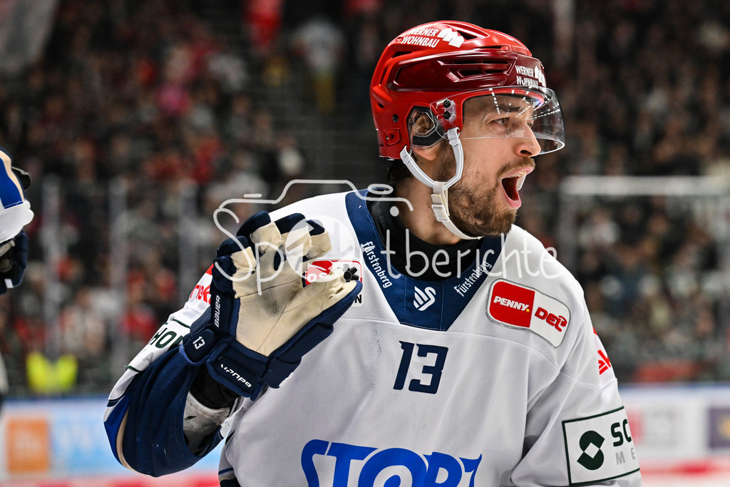 Augsburger Panther - Schwenninger Wild Wings | AUGSBURG, GERMANY - 02. JANUARY: Jubel der Wild Wings nach dem Treffer zum 5-5 Ausgleich durch Felix SCHEEL (Schwenninger Wild Wings 13)  / Tor / Torschuetze / Freude / Happy während dem Match zwischen den Augsburger Panthern und den Schwenninger Wild Wings am 35. Spieltag der Penny DEL im Curt Frenzel Stadion