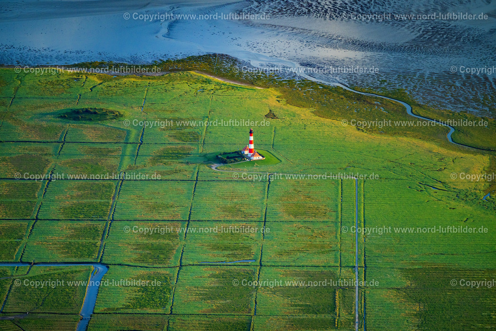 Westerhever_Leuchtturm_ELS_7611130825 | TATING 13.08.2025 Leuchtturm als historisches Seefahrtszeichen im Küstenbereich der Nordsee im Ortsteil Hauert in Westerhever im Bundesland Schleswig-Holstein. // Lighthouse as a historic seafaring character in the coastal area of North Sea in the district Hauert in Westerhever in the state Schleswig-Holstein. Foto: Martin Elsen