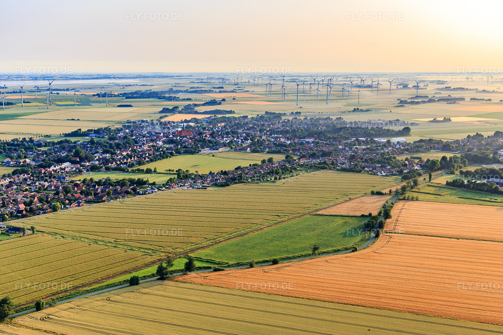 Luftbild: Ortsansicht von Südwesten in Wesselburen im Bundesland Schleswig-Holstein in Deutschland. Foto: IMG_0007094.jpg vom 11.07.2021 durch Werner Riehm/FLY-FOTO.de