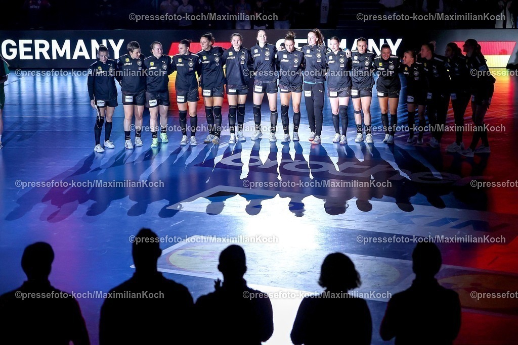 DHB16102501109 | 16.10.2025, Handball, EHF Frauen Länderpiel, EM Qualifikation 2026, Deutschland - Nordmazedonien, Schwalbe-Arena in Gummersbach: Einlaufshow der Frauen Nationalmannschaft von Deutschland Die Mannschaft steht im team Arm in Arm bei der Nationalhymne zusammen auf dem Spielfeld 