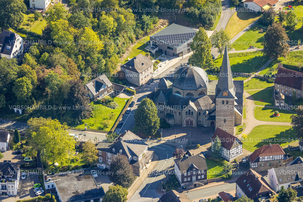 Balve230907874 | Luftbild, Kath. Sankt Blasius Pfarrkirche, Neubau Pfarrheim Kirchengemeinde St. Blasius am Dechant-Löcker-Weg, Balve, Sauerland, Nordrhein-Westfalen, Deutschland