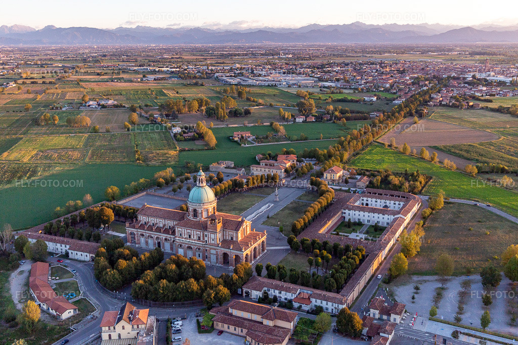 Aerial view: Santuario di Caravaggi in the district Santuario di Caravaggio in Caravaggio in the state Bergamo, Italy. – Photo: IMG_134439.jpg taken on 09/19/2022 by Werner Riehm/FLY-FOTO.com – Resolution of the original: 5282 x 3521 px