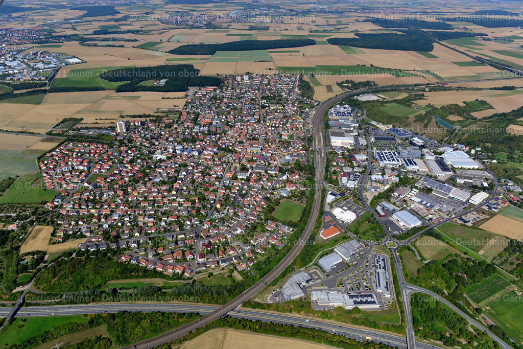 3650178 | ROTTENDORF 31.08.2016 Stadtgebiet mit Außenbezirken und Innenstadtbereich am Rand von landwirtschaftlichen Feldern und Ackerflächen in Rottendorf im Bundesland Bayern, Deutschland // Urban area with outskirts and inner city area on the edge of agricultural fields and arable land in Rottendorf in the state Bavaria, Germany Foto: Gerhard Launer