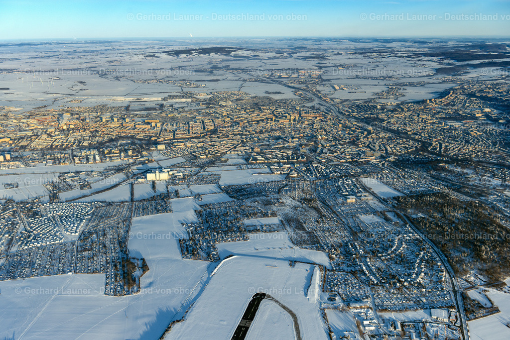 4045046 | ERFURT 14.02.2021 Winterlich schneebedeckte Stadtgebiet mit Außenbezirken und Innenstadtbereich in Erfurt im Bundesland Thüringen, Deutschland. // Wintry snowy city area with outside districts and inner city area in Erfurt in the state Thuringia, Germany. Foto: Gerhard Launer
