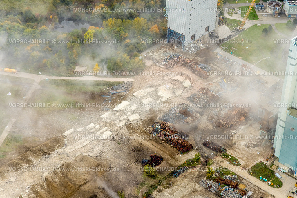 Hamm251000262Gersteinwerk | Luftbild, mit großem interesse verfolgten tausende Zuschauer die Sprengung des Gersteinwerk Schornsteins mit einer halben Stunde Verspätung. Der 282 Meter hohe RWE-Schornstein fiel exakt in das vorbereitete Schotterbeet. Stadtgrenze Werne, Hamm Nordrhein-Westfalen, Deutschland