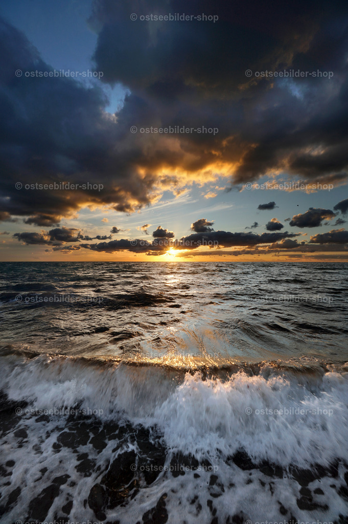 Ostseewellen im Abendsonnenlicht | Schaumkronen nähern sich tosend dem Strand. Am Horizont versinkt die Abendsonne im Meer.
