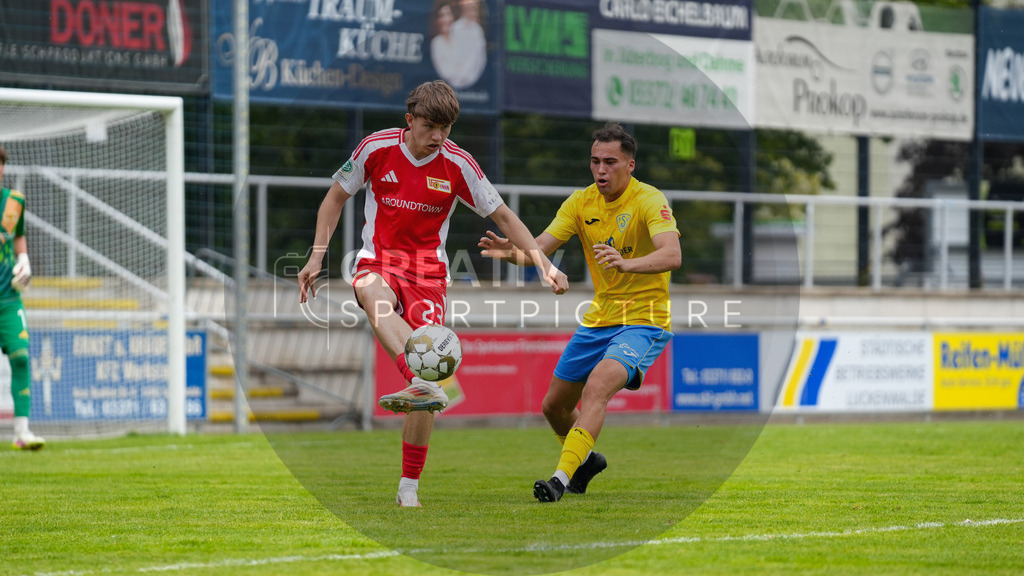 Fußball, Herren, Saison 2025/2026, 3. Luckenwalder Turmpokal, Werner-Seelenbinder-Stadion Luckenwalde, Spiel: FSV 63 Luckenwalde vs. 1.FC Union Berlin U19,  | Fußball, Herren, Saison 2025/2026, 3. Luckenwalder Turmpokal, Werner-Seelenbinder-Stadion Luckenwalde, Spiel: FSV 63 Luckenwalde vs. 1.FC Union Berlin U19, Im Bild: Leon Porsche (l. Union) und Simon Gollnack (r. Luckenwalde) - Realisiert mit Pictrs.com