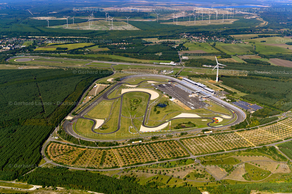 3636885 | SCHIPKAU 25.08.2016 Motorsportanlage Lausitzring Rennstrecken für Automobilsport und Motoradsport mit Boxengasse, Zuschauertribünen und Parkplätzen bei Klettwitz im Bundesland Brandenburg. Weiterführende Informationen bei: EuroSpeedway Verwaltungs GmbH. // Motorsport facility Lausitzring bei Klettwitz in the state Brandenburg. Further information at: EuroSpeedway Verwaltungs GmbH. Foto: Gerhard Launer