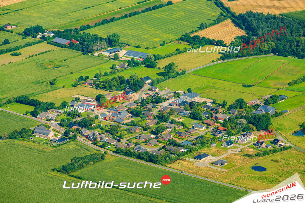 Luftbild der Stadt Westre - Die Luftaufnahme wurde 2025 vom UL-Flugzeug heraus erstellt ( keine Drohne ) - Hochauflösende Luftaufnahme - für professionelle Ausdrucke geeignet. Die Geschenkidee !Hier alle&nbsp;Infos zur Lizenzierung der LuftaufnahmeWir fliegen auch dieses Jahr wieder in Ihre Region um Luftbilder zu erstellen.- Luftbild anfragen