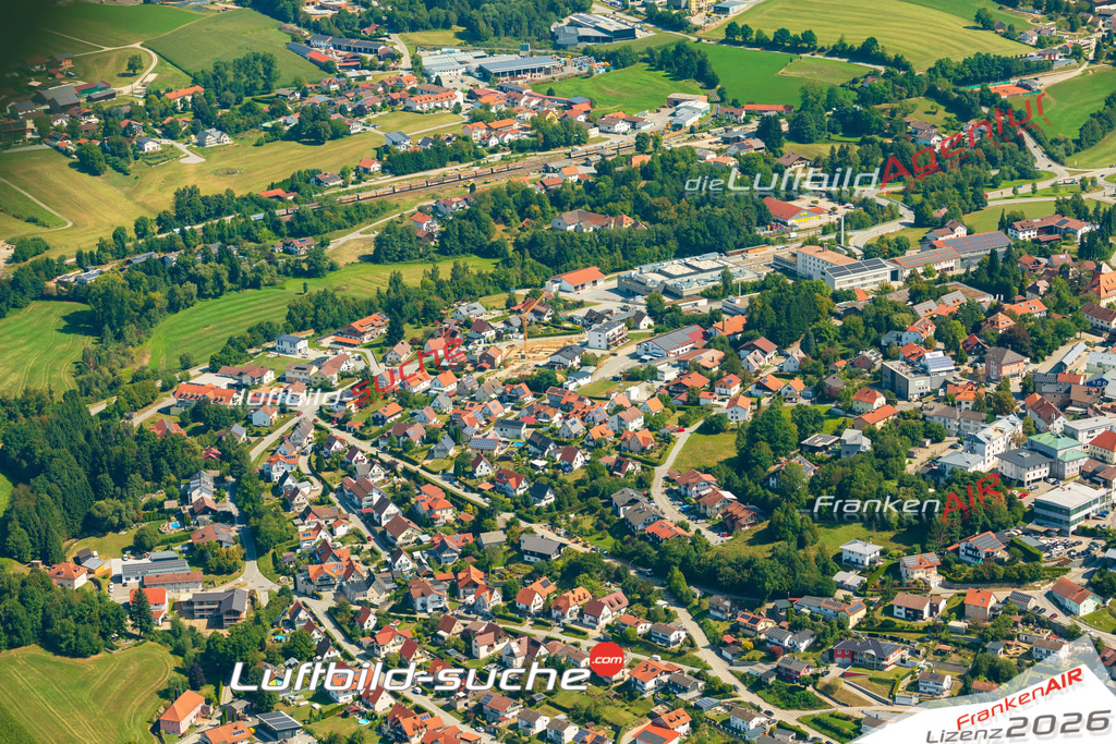 Luftaufnahme der Stadt Waldkirchen - Die Luftaufnahme wurde 2025 vom UL-Flugzeug heraus erstellt ( keine Drohne ) - Hochauflösende Luftaufnahme - für professionelle Ausdrucke geeignet. Die Geschenkidee !Mit Lizenz und Bildrechte bestellbar