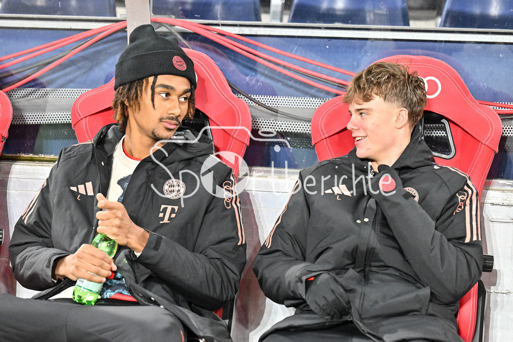 Augsburger Panther - EC VSV | auf der Ersatzbank in Salzburg Jonah KUSI-ASARE (FC Bayern Muenchen 41) und Jonathan ASP-JENSEN (FC Bayern Muenchen 37) / Testspiel: RB Salzburg - FC Bayern Muenchen, Red Bull Arena am 06.01.2025