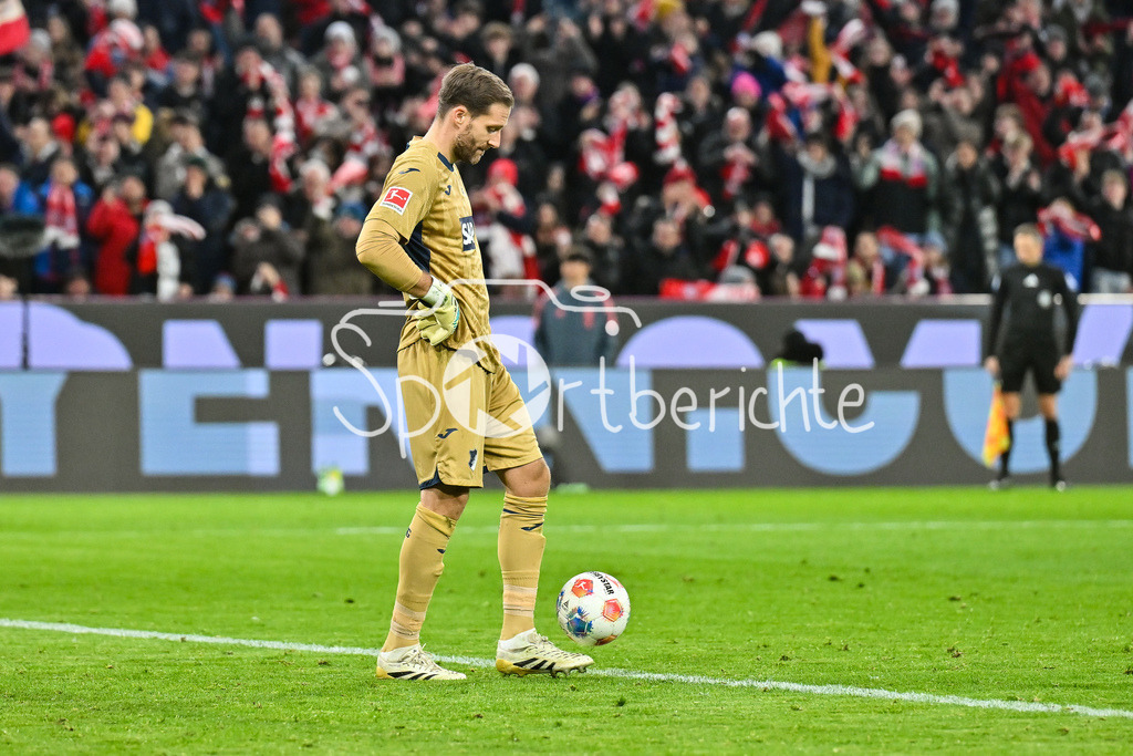 FC Bayern München - TSG 1899 Hoffenheim | MUNICH, GERMANY - 08. FEBRUARY: im Bild Oliver Baumann (TSG Hoffenheim 1) mit hängendem Kopf / enttäuscht / Traurig nach dem Gegentreffer zum 1-3 durch Luis DIAZ (FC Bayern Munich 14) / Tor / Torschuetze / Freude / Happy während dem Bundesligamatch zwischen dem FC Bayern München und der TSG 1899 Hoffenheim am 21. Spieltag in der Allianz Arena / DFL REGULATIONS PROHIBIT ANY USE OF PHOTOGRAPHS AS IMAGE SEQUENCES AND/OR QUASI-VIDEO