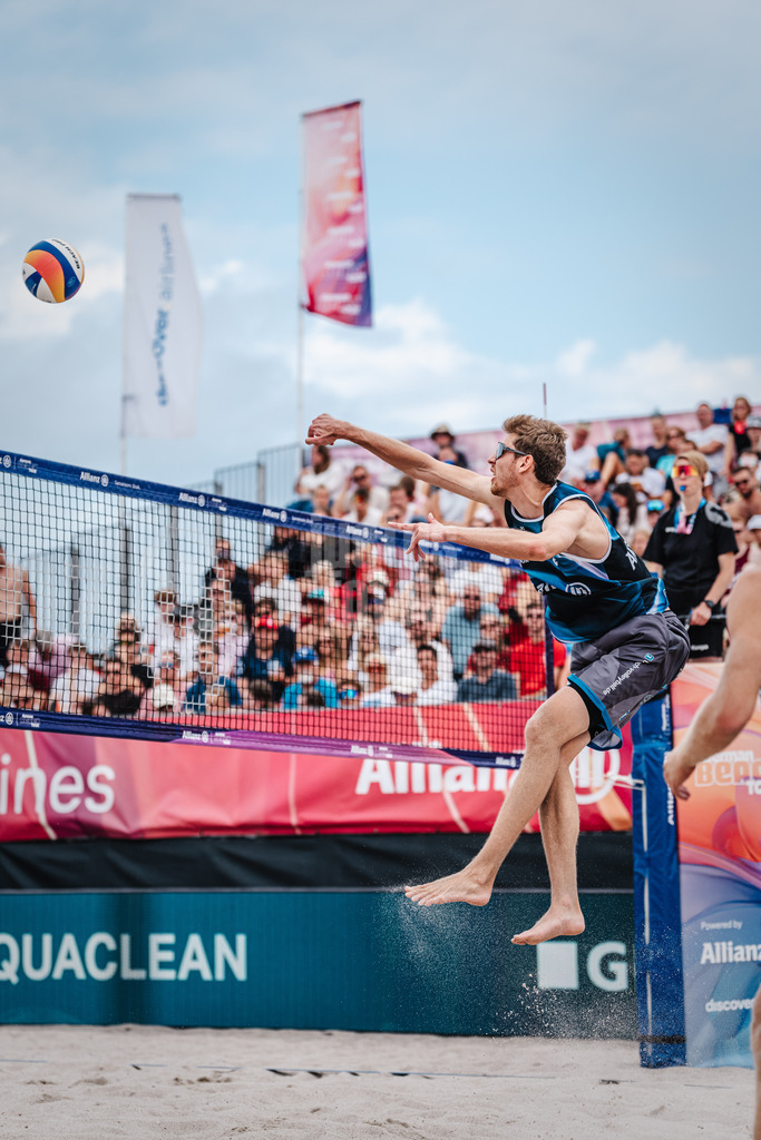Beachvolleyball | Männer | Allianz German Beach Tour 2024 | Tourstop Kühlungsborn 2 | 17.08.2024 | Milan Sievers beim Angriff