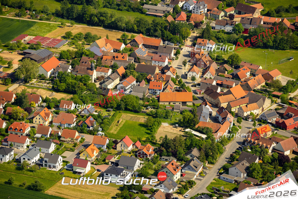 Das Luftbild zeigt Mühlhausen Estenfeld - Die Luftaufnahme wurde 2023 vom UL-Flugzeug aus erstellt ( keine Drohne ) - Hochauflösende Luftaufnahme - Für grossformatige Ausdrucke geeignet. Die Geschenkidee !Mit Lizenz und Bildrechte bestellbar
