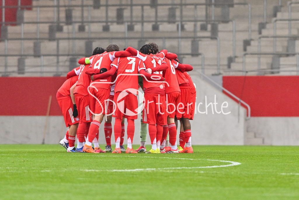 FC Bayern München - Hannover 96 | MUNICH, GERMANY - 15. FEBRUARY: Das Team der Bayern motviert sich nochmal vor der Partie / Spielerkreis während dem Spiel zwischen der U19 des FC Bayern München und der U19 von Hannover 96 am 2. Spieltag der Hauptrunde der U19-DFB-Nachwuchsliga am FC Bayern Campus