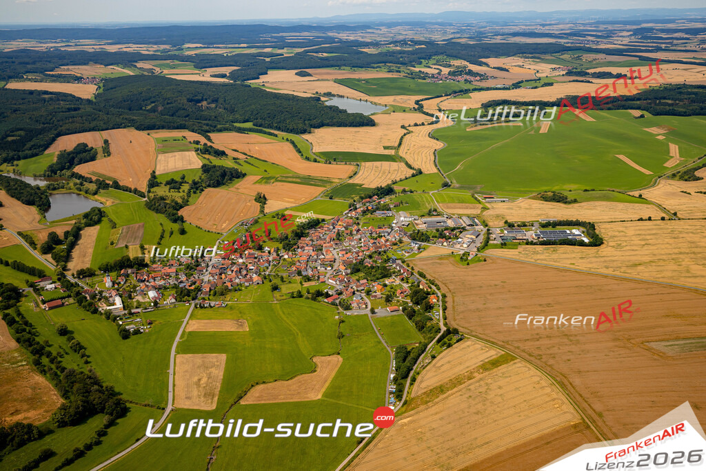 Das Luftbild zeigt : Hellingen Heldburg - Die Luftaufnahme wurde 2024 vom UL-Flugzeug aus erstellt ( keine Drohne ) - Hochauflösende Luftaufnahme - Für grossformatige Ausdrucke geeignet. Die Geschenkidee !Mit Lizenz und Bildrechte bestellbar