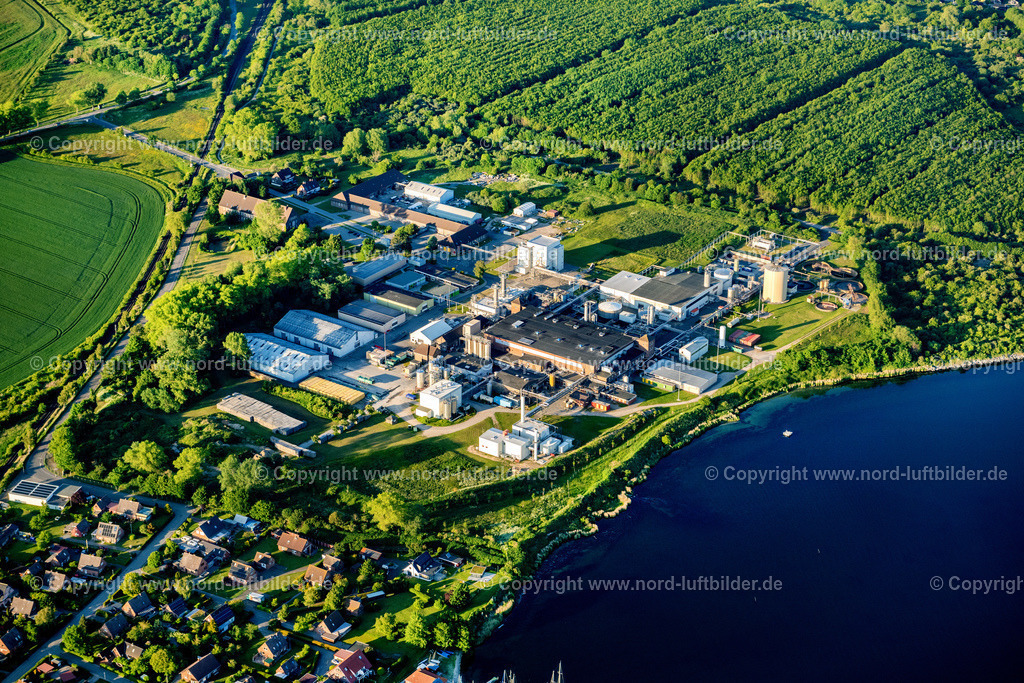 Grossenbrode_Firma_Cp_Kelco_Promosin_Werk_ELS_8784030622 | GROßENBRODE 03.06.2022 Gebäude und Produktionshallen auf dem Fabrikgelände der CP Kelco Germany GmbH in Großenbrode im Bundesland Schleswig-Holstein, Deutschland. Am Nordufer des Großenbroder Binnensee produziert das Unternehmen Futtermittel unter dem Namen " Pomosin ". Weiterführende Informationen bei: CP Kelco Germany GmbH. // Building and production halls on the premises of CP Kelco Germany GmbH in Grossenbrode in the state Schleswig-Holstein, Germany. Further information at: CP Kelco Germany GmbH. Foto: Martin Elsen