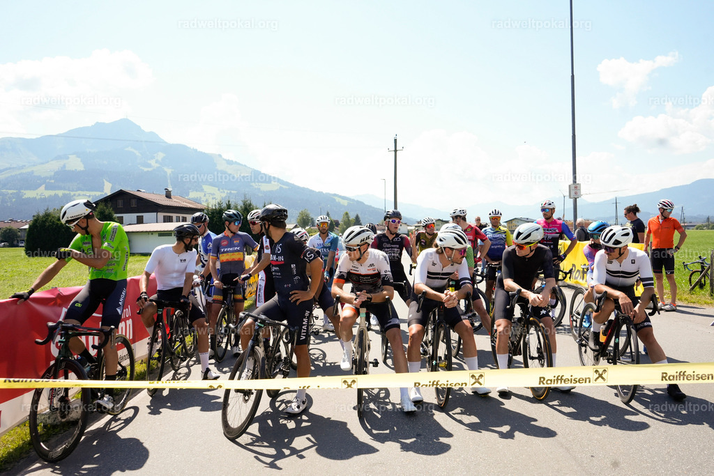 82_20230817_Bewerb_Maenner_Muehlanger | AUT - OESTERREICH, 2023-08-16: SPORT RENNRAD-FAHREN - 55. INTERNATIONALER RADWELTPOKAL IN ST. JOHANN IN TIROL  - Vintage-Radrennen mit WM-Bronze-Medaillen-Siegerin Christina Schweinberger, den Teilnehmer und Alexander Baumann (vom Orginastions-Team) - TAG 2 BEWERB MAENNER IN SECHS GRUPPEN  ; Foto: Roland Muehlanger