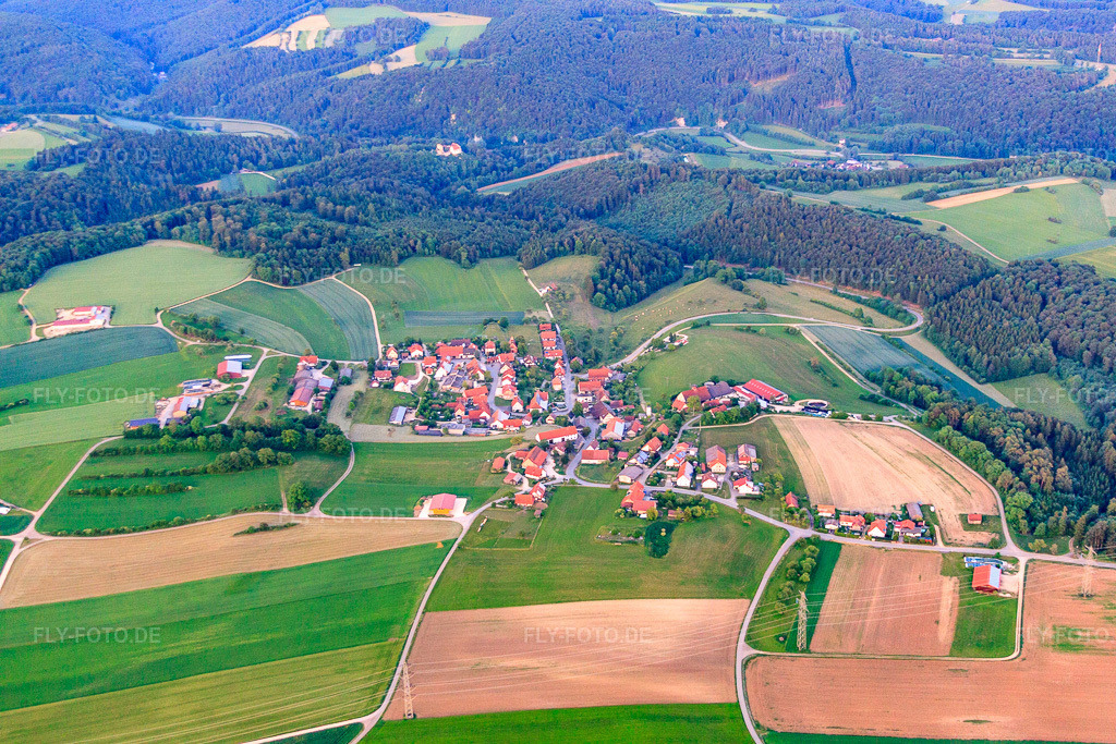 Luftbild: Dorfansicht aus Westen im Ortsteil Münzdorf in Hayingen im Bundesland Baden-Württemberg in Deutschland. Foto: IMG_67042.jpg vom 07.06.2014 durch Werner Riehm/FLY-FOTO.de