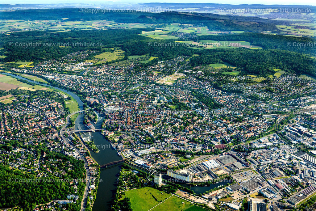 Hameln_ELS_4220050623 | HAMELN 05.06.2023 Stadtansicht am Ufer des Flußverlaufes der Weser in Hameln im Bundesland Niedersachsen, Deutschland. Weiterführende Informationen bei: Stadt Hameln. // City view on the river bank of the Weser river in Hameln in the state Lower Saxony, Germany. Further information at: Stadt Hameln. Foto: Martin Elsen
