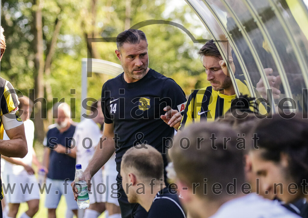 2023-08-19_070_FC_Moosinning_gegen_SV_Reichertsheim | Moosinning, Deutschland, 19.08.2023:
Fußball, Bezirksliga Oberbayern Ost 2023 / 2024, 5. Spieltag, FC Moosinning gegen SV Reichertsheim, Endergebnis: 0:4

Trainer Christoph Ball (FC Moosinning), Maximilian Lechner (FC Moosinning, #11)

Foto: Christian Riedel / fotografie-riedel.net