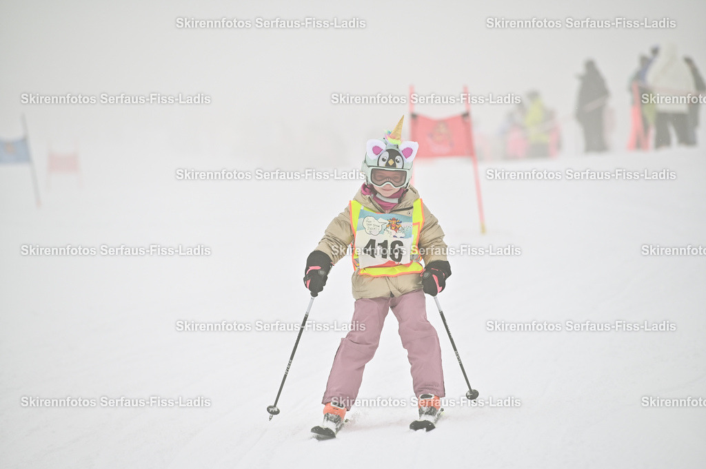 SRF_20.02.2026_0196 | Skirennfotos,Serfaus,Fiss,Ladis,Kinderskirennen,Winter,Tirol,Oberland,skirace,SFL,feelfree,weil wir's genießen,ski,Ski,skifahren,Sonnenplateau, - Realisiert mit Pictrs.com