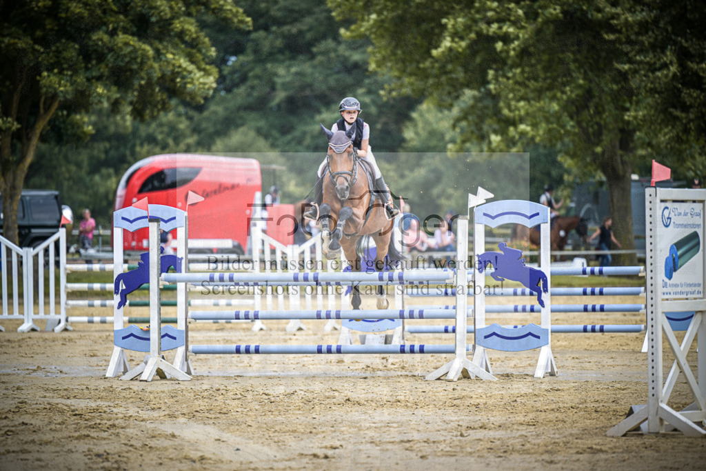 DOS_3836 | Entdecke hochwertige Reitturnierfotos von Foto Oger. Professionell, emotional und authentisch – jetzt Lieblingsmomente im Shop bestellen.Deutschlandweite Turnierfotografie. - Realisiert mit Pictrs.com