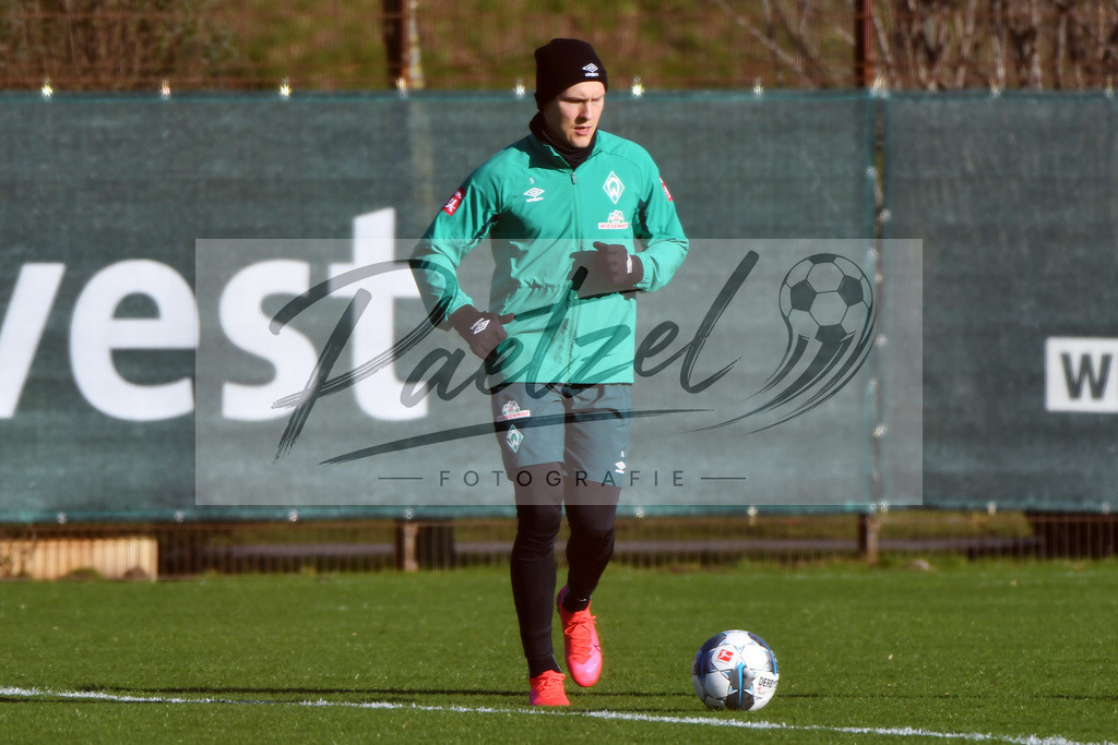 20200205_TRASVW_0001 | Fußball, Herren: Ludwig Augustinsson (SV Werder Bremen) in Aktion, am Ball, Einzelaktion waehrend der Trainingseinheit des SV Werder Bremen im Wohninvest Weserstadion am 05.02.2020 in Bremen, Deutschland. - Realisiert mit Pictrs.com