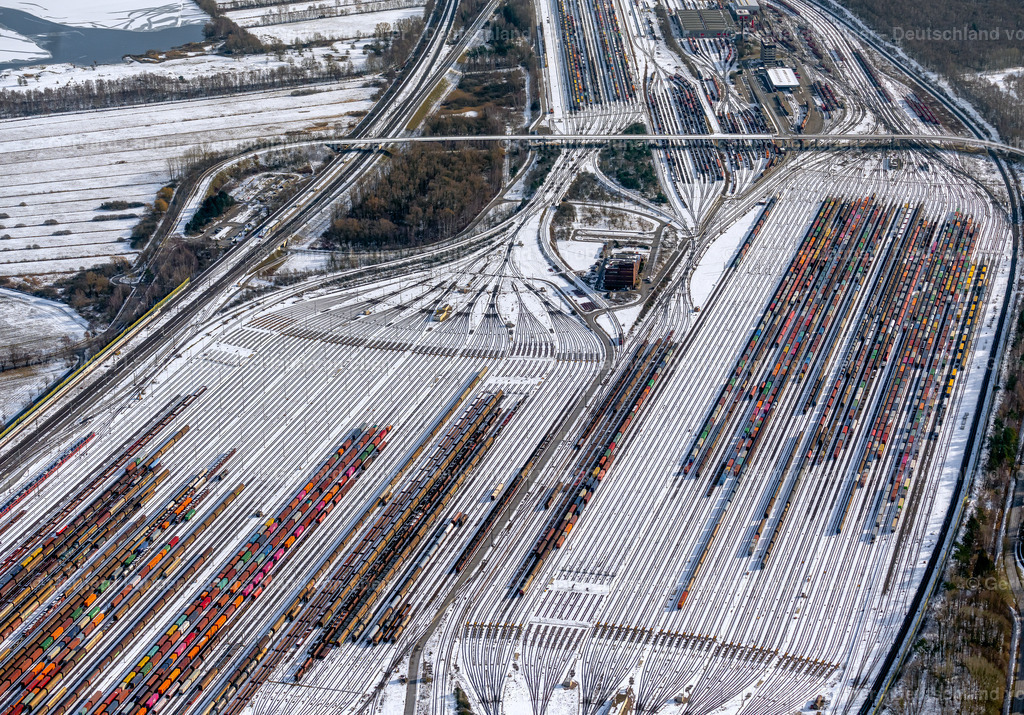 4044836 | bunte Eisenbahnwaggons im verschneiten Rangierbahnhof Maschen, Seevetal