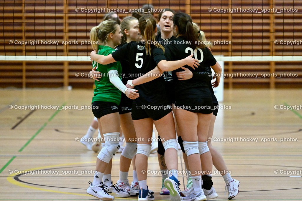 ASKÖ Volley Eagles Villach vs. VC Hausmannstätten | Jubel VC Hausmannstätten Mannschaft, #22 SAUER Sarah VC Hausmannstätten, #5 RAUCH Julia VC Hausmannstätten, #20 KUMP Johanna VC Hausmannstätten, ASKÖ Volley Eagles Villach vs. VC Hausmannstätten, ASKÖ Volley Eagles Villach vs. VC Hausmannstätten am 01.02.2025 in Villach (Ballspielhalle Lind), Austria, (Photo by Bernd Stefan)