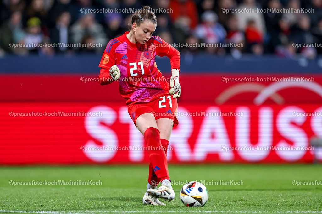 DFB0212240114202163 | 02.12.2024, Fußball Länderspiel Frauen, Deutschland - Italien, Vonovia-Ruhrstadion Bochum, Saison 2024 2025: Torwart Ena Mahmutovic (GER #21)DFB regulations prohibit any use of photographs as image sequences and or quasi-video.