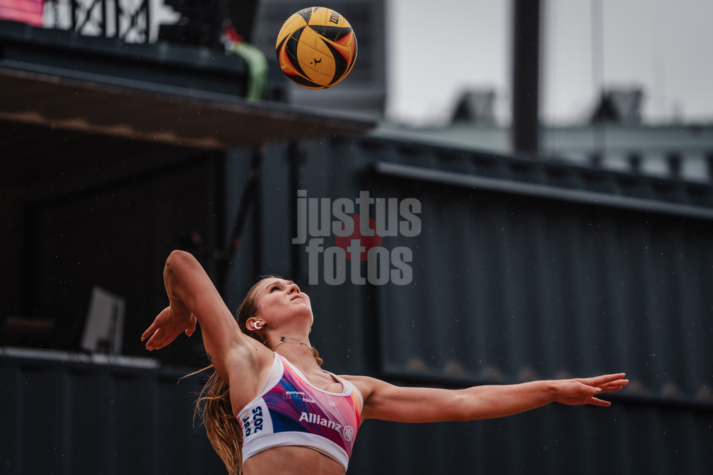 Beachvolleyball | Frauen | Allianz German Beach Tour 2025 | Tourstop Hamburg | 29.05.2025 | Mila Jancar beim Aufschlag