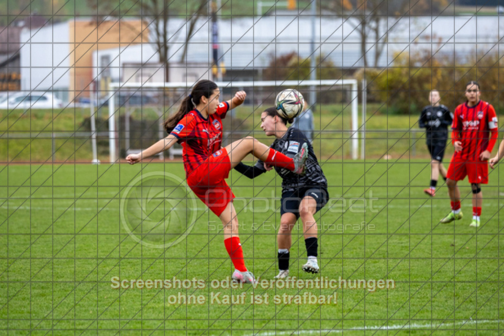 20251115_141256_0083 | #,1.FC Donzdorf (schwarz) vs. 1.FC Heidenheim (rot), Fussball, EnBW-Oberliga B -Juniorinnen, 10. Spieltag, Saison 2025/2026, Rasenplatz, Lautertal Stadion, Süßener Straße 16, 73072 Donzdorf, 15.11.2025 - 14:00 Uhr,Foto: PhotoPeet-Sportfotografie/Peter Harich