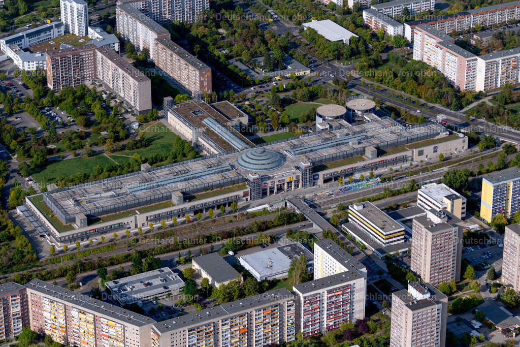 4040114 | LEIPZIG 14.09.2020 Gebäude des Einkaufszentrum " Allee-Center " im Ortsteil Grünau in Leipzig im Bundesland Sachsen, Deutschland. Weiterführende Informationen bei: ECE Projektmanagement G.m.b.H & Co. KG. // Building of the shopping center " Allee-Center " in the district Gruenau in Leipzig in the state Saxony, Germany. Further information at: ECE Projektmanagement G.m.b.H & Co. KG. Foto: Gerhard Launer