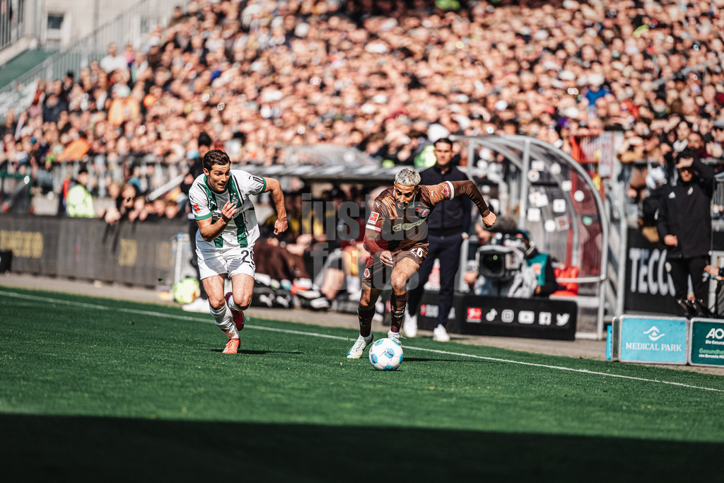 Fußball | Männer | Saison 2024/2025  | Fußball-Bundesliga | 28. Spieltag | FC St. Pauli vs. Borussia Mönchengladbach | 06.04.2025 | v.l. Joe Scally (#29, Borussia Mönchengladbach) und Elias Saad (#26, FC St. Pauli)